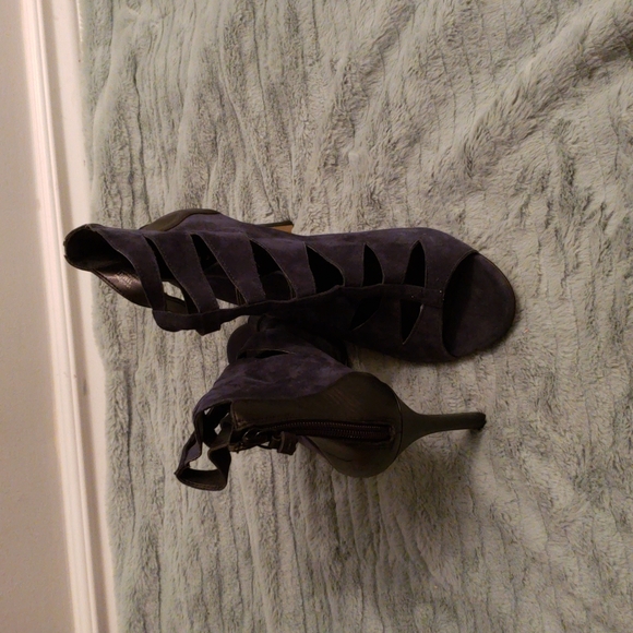 Lord and Taylor 424 fifth cut out booties - Picture 7 of 7